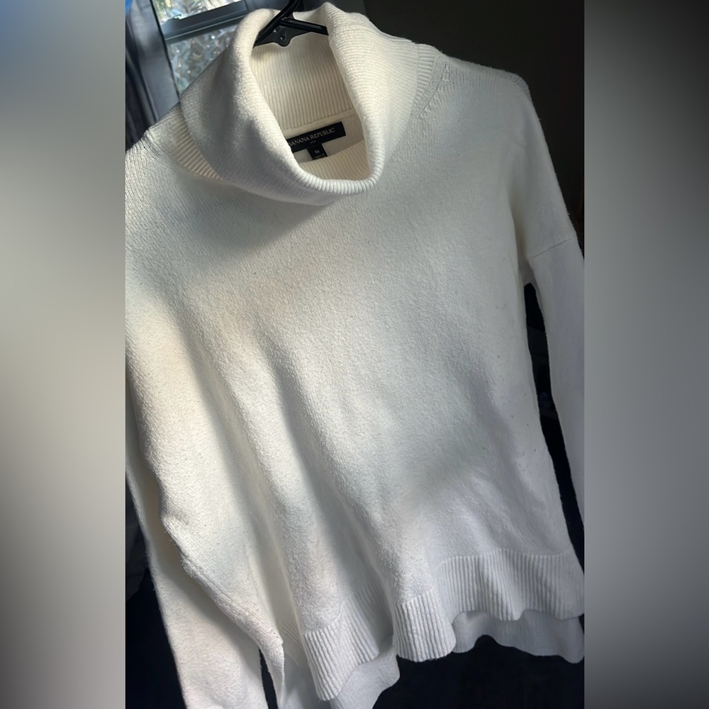 White Banana Republic Turtleneck Sweater